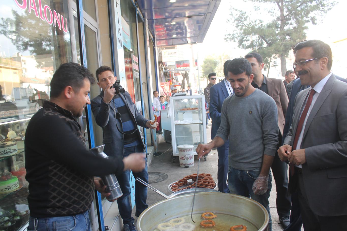Büyükşehir Belediye Başkanı Atilla'dan Bismil esnafına ziyaret Büyükşehir Belediye Başkanı Atilla'dan Bismil esnafına ziyaret